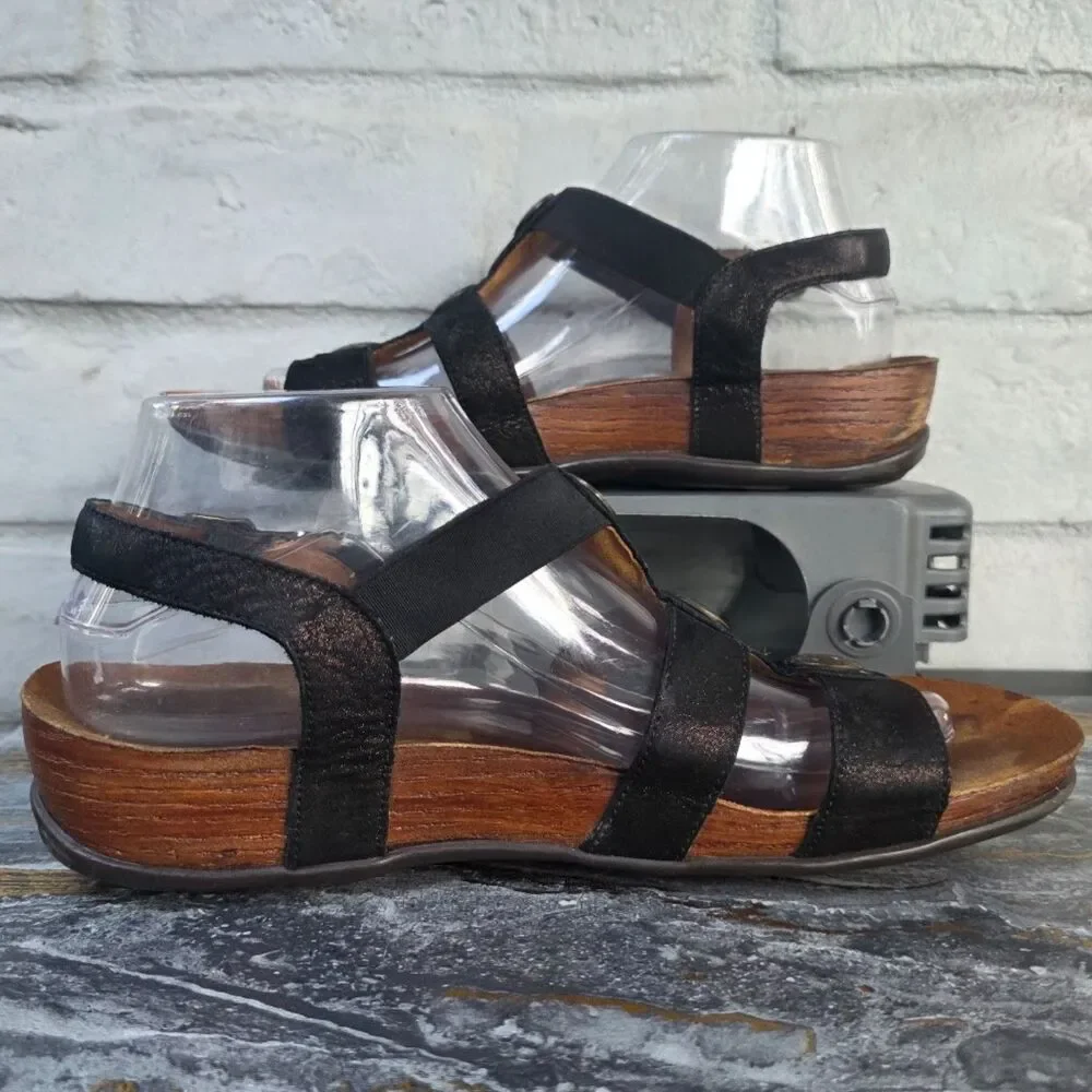 SAS Clover Black Leather Metallic Medallion Comfort Wedge Sandals Women’s 7.5 M